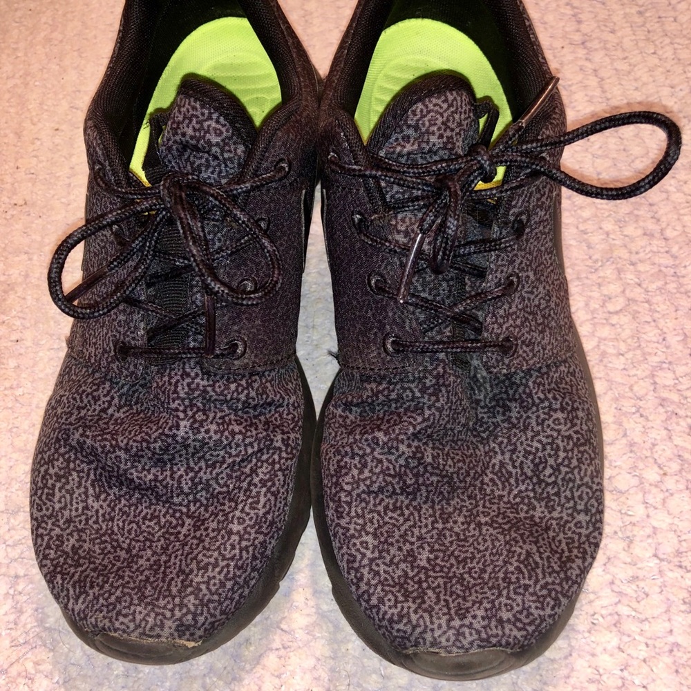 Black Nike Roshe Runs (women’s 8)